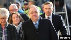 Mantan Pemimpin Skotlandia Alex Salmond setibanya di pengadilan Edinburgh, Skotlandia, 9 Maret 2020. 
