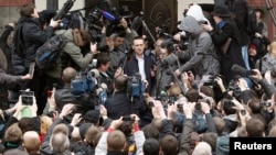 Russian opposition leader and anti-graft blogger Alexei Navalny addressing media after court hearing, Kirov, April 17, 2013.