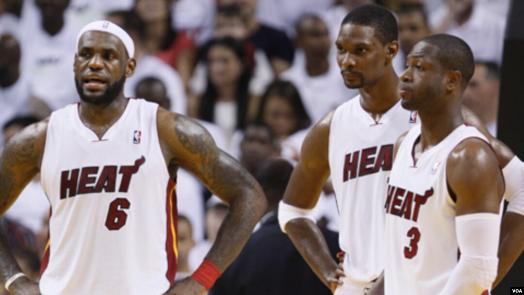 LeBron James (6), Chris Bosh, dan Dwayne Wade (3) memimpin Miami Heat untuk memenangkan putaran pertama play-off NBA melawan Philadelphia 76ers. Heat unggul 2-0.