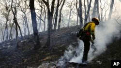 Un pompier au milieu des centres et de la fume, à Santa Rosa, Californie, 14 octobre 2017. 