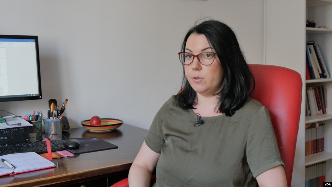 Ivana Žanić, izvršna direktorka Fonda za humanitarno pravo, daje izjavu za Glas Amerike povodom Dana nestalih, 30. avgusta 2019. (Foto: Rade Ranković, VOA)