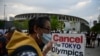 Aksi protes warga Jepang terhadap penyelenggaraan Olimpiade Tokyo 2020 di luar museum Olimpiade di Tokyo, 9 Mei 2021. (Foto: Philip FONG / AFP)
