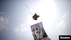 A balloon containing leaflets denouncing North Korean leader Kim Jong Un is seen near the demilitarized zone separating the two Koreas in Paju, South Korea, March 26, 2016.