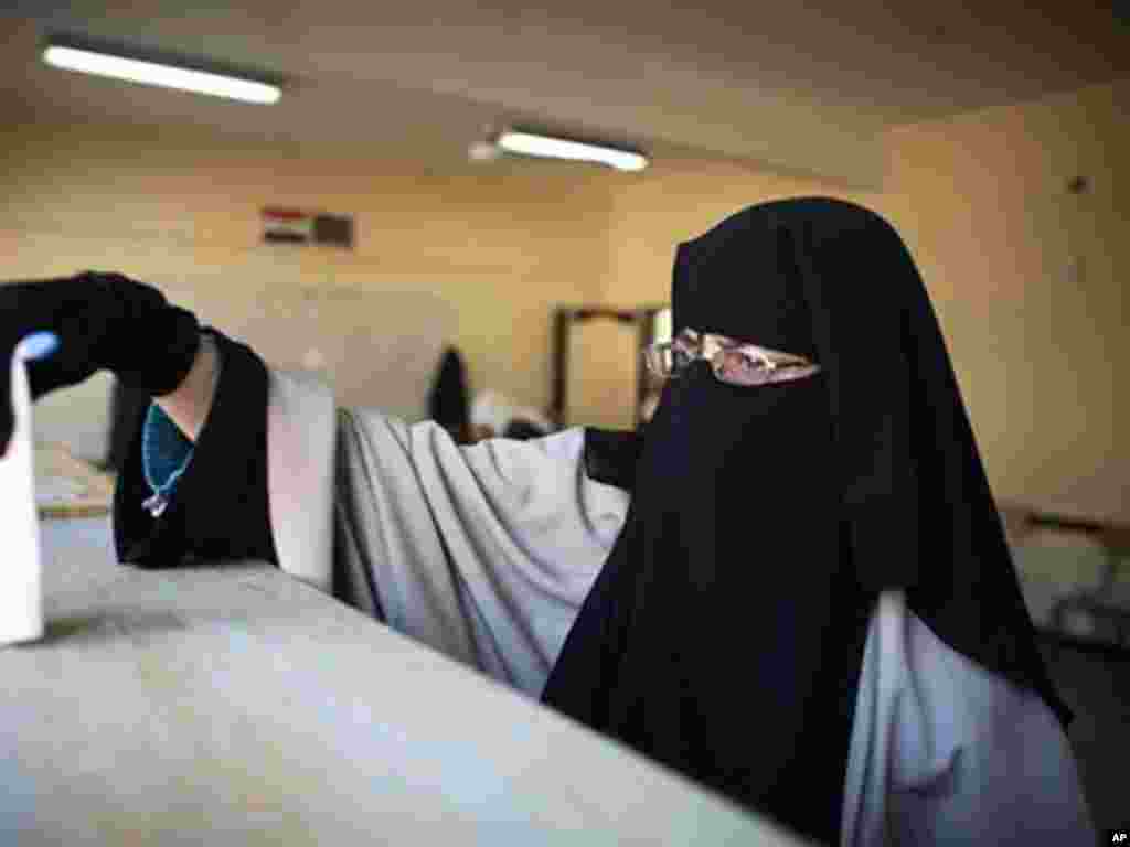 A veiled Egyptian woman casts her ballot in Maadi. (AP)