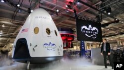 Tổng giám đốc SpaceX Elon Musk (phải) giới thiệu phi thuyền Dragon V2, 29/5/14