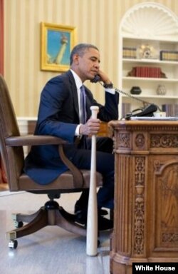 Başkan Barack Obama Beyaz Saray'da, Başbakan Recep Tayyip Erdoğan ile telefonda konuşurken.