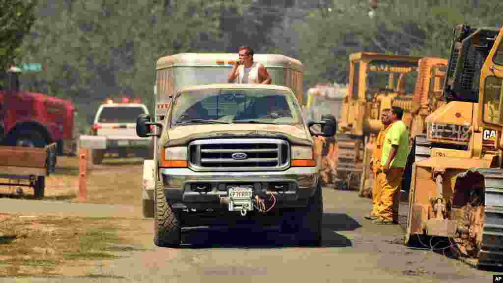 Des personnes partent de la zone avec leurs animaux dans la ville de Lower Lake, en Californie, le 14 août 2016.