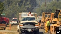 En images : des milliers de personnes fuient un incendie en Californie