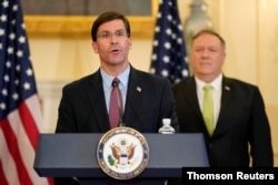 El secretario de Defensa de EE.UU., Mark Esper, habla junto al secretario de Estado de Estados Unidos, Mike Pompeo, durante una conferencia de prensa para anunciar el restablecimiento de las sanciones contra Irán, el 21 de septiembre de 2021.