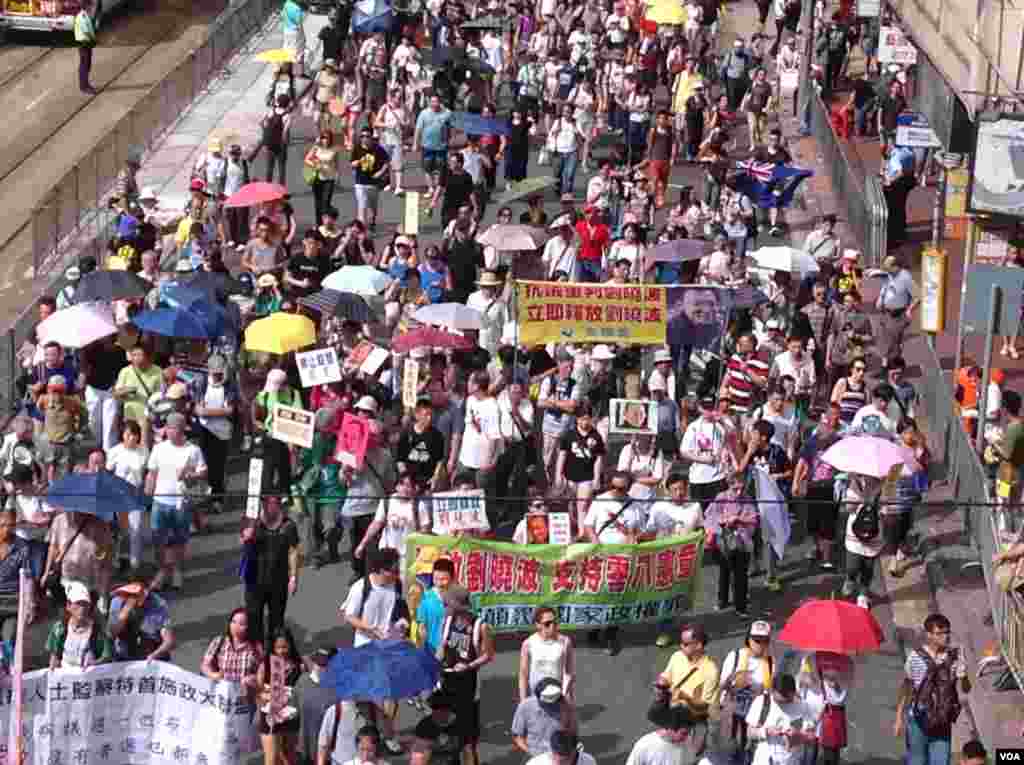 数万港人参加七一大游行誓言守护香港（美国之音海彦拍摄）