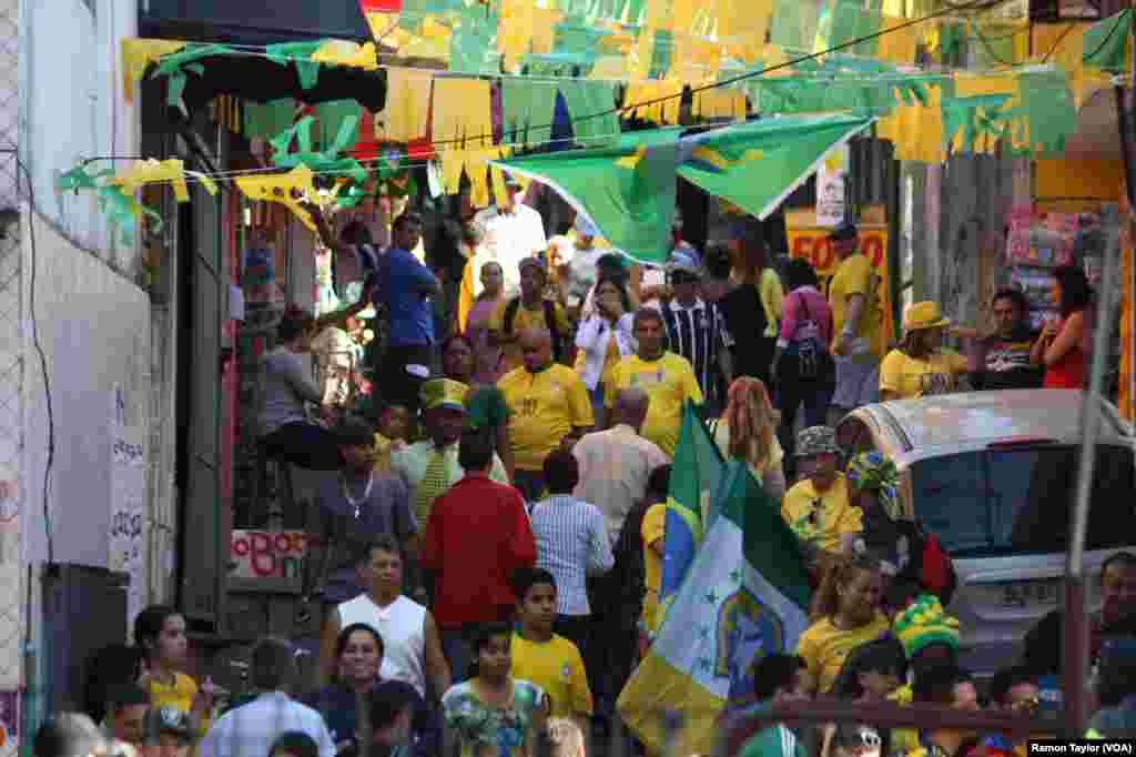 As ruas canarinhas mostram São Paulo invadida por cores da selecção brasileira. O Campeonato Mundial de Futebol realiza-se entre 12 de Junho a 13 de Julho. Brasil 2014