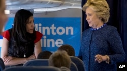 Capres AS Hillary Clinton berbicara dengan Huma Abedin (kiri) mengenai rencana kampanyenya (foto: dok).