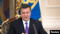 El depuesto presidente Viktor Yanukovych tiene orden de arresto por las matanzas en Kiev.