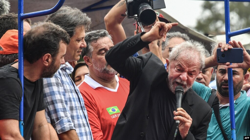 El ícono izquierdista de Brasil Luiz Inácio Lula da Silva salió de la cárcel el viernes después de un año y medio tras las rejas por corrupción tras un fallo judicial que podría liberar a miles de convictos.