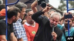 El ícono izquierdista de Brasil Luiz Inácio Lula da Silva salió de la cárcel el viernes después de un año y medio tras las rejas por corrupción tras un fallo judicial que podría liberar a miles de convictos.