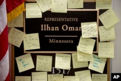 Orang-orang menempelkan catatan-catatan berisi dukungan di luar ruang kantor Ilhan Omar, anggota Kongres dari Partai Demokrat, di Capitol Hill, Washington, 11 Februari 2019.