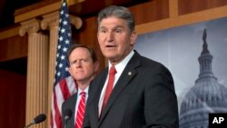Demokratski senator Džo Menšin i republikanski senator Petrik Tumi predstavljaju dvostranački dogovor o striktnijoj proveri podataka kupaca oružja, 10. aprila 2013.