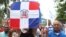 Une femme brandit un drapeau dominicain lors d'une marche pour protester contre la suspension des élections municipales nationale, à Saint-Domingue, en République dominicaine, le 23 février 2020. REUTERS/Ricardo Rojas