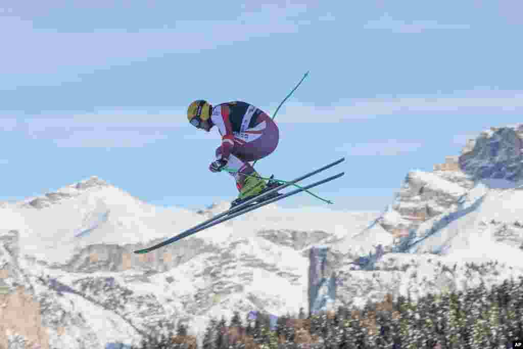 ورزشکار اتریشی در مسابقات جام جهانی اسکی مردان در ایتالیا تمرینات خود را دنبال می‌کند. 