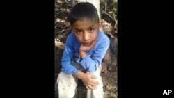 Esta foto del 12 de diciembre de 2018 proporcionada por Catarina Gómez el jueves 27 de diciembre de 2018, muestra a su hermanastro Felipe Gómez Alonzo, de 8 años, cerca de su casa en Yalambojoch, Guatemala.