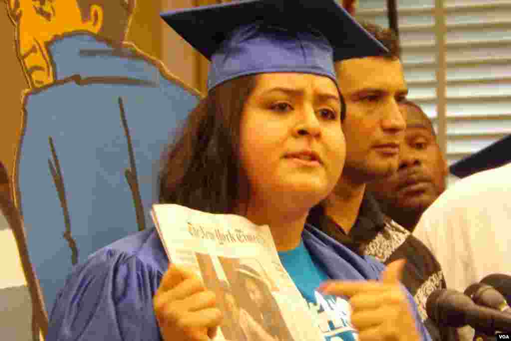 Esta joven "dreamer" calificó de inaceptable que su amiga, a la que señala en la fotografía, se vea obligada a hablar con su madre a través de los barrotes de la frontera.