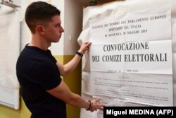 İtalya'nın Milano kentinde AP seçimi için hazırlanan bir seçim bürosu