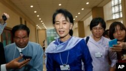 အမ်ိဳးသားဒီမိုကေရစီအဖြဲ႔ခ်ဳပ္ ဥကၠ႒ ေဒၚေအာင္ဆန္းစုၾကည္။