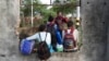 Migrantes venezolanos descansan después de cruzar la frontera ecuatoriana hacia Tumbes, Perú, el 30 de enero de 2021.