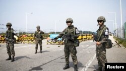 南北韓板門店分界線處南韓軍人。