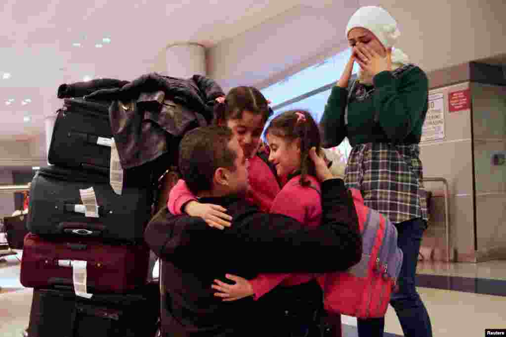یک مرد اردنی با همسر و دو فرزندانش بعد از ۲ سال در فرودگاهی در نیویورک بهم رسیدند .&nbsp; &nbsp; 