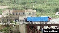 지난해 9월 중국 지린성 훈춘 시의 취안허 세관을 통과한 차량이 두만강 위에 놓인 다리를 건너, 북한 원정리 세관으로 향하고 있다.