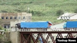 지난해 9월 중국 지린성 훈춘 시의 취안허 세관을 통과한 차량들이 두만강 위에 놓인 다리를 건너고 있다. (자료사진)