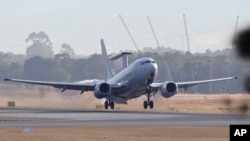 Arhiva - Avion vazduhoplovnih snaga Australije, Boing E-7A Vedžtejl, poleće sa piste aerodroma Pert, u Pertu, 5. aprila 2014.
