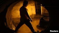 Un minero en un túnel en Gilbert, West Virginia, donde las medidas del gobierno de Obama han golpeado la economía de la zona.