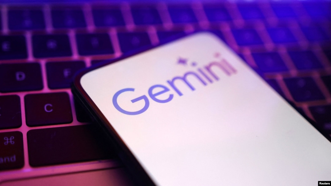 Foto ilustrasi logo Google AI Gemini di sebuah ponsel (foto: dok). 