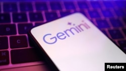 Foto ilustrasi logo Google AI Gemini di sebuah ponsel (foto: dok). 