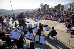 La Orquesta Sinfónica Gran Mariscal de Ayacucho presenta concierto durante los festejos del barrio Petare, en Caracas.