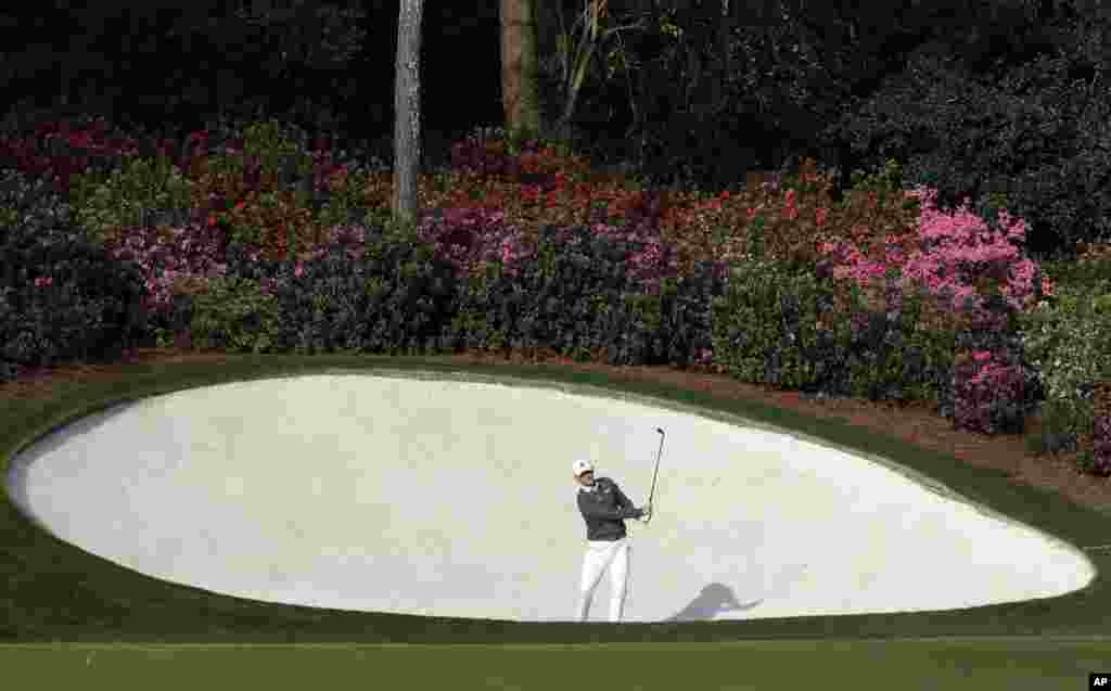 Pegolf Brandt Snedeker memukul bola dari sebuah bunker pada lobang ke-13 turnamen golf di Augusta, negara bagian Georgia, AS.