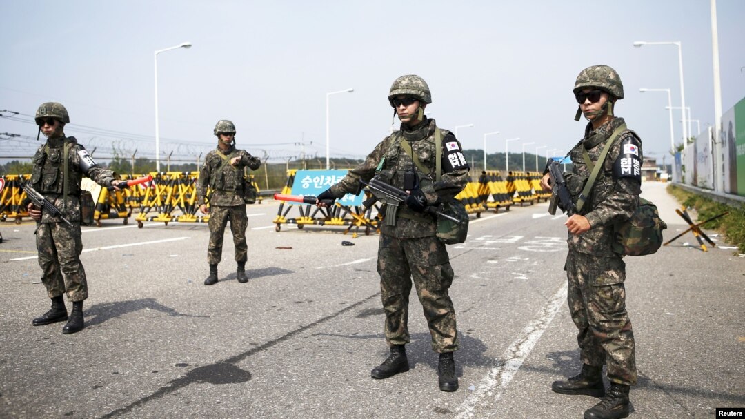 Tentara Korea Selatan berjaga-jagai di pos pemeriksaan Jembatan Unifikasi yang menuju ke desa gencatan senjata Panmunjom, sebelah selatan zona demiliterisasi yang memisahkan kedua Korea tersebut, di Paju, Korea Selatan, 24 Agustus 2015.