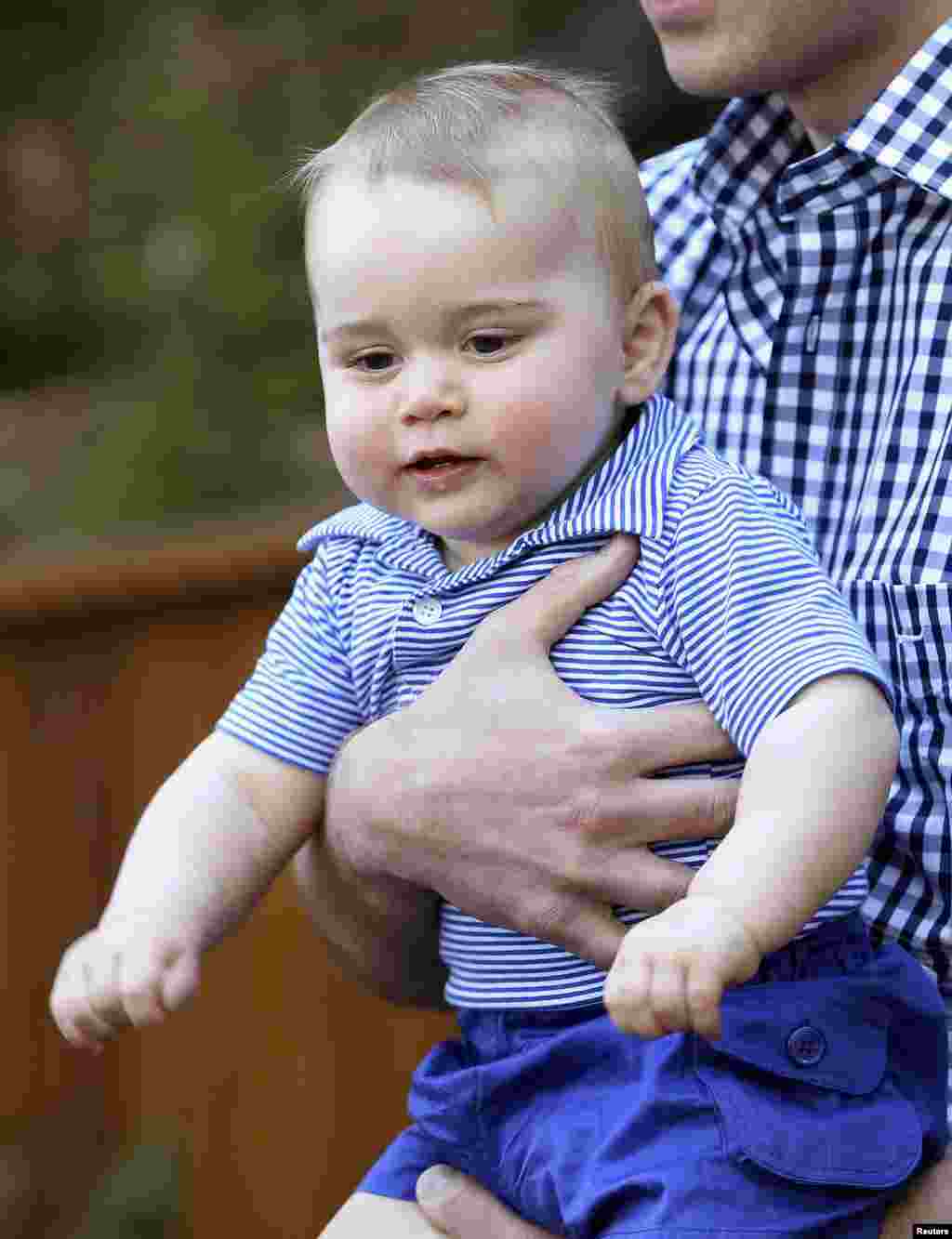 Pangeran William dari Inggris menggendong puteranya, George ketika melakukan kunjungan ke kebun binatang Taronga di&nbsp;Sydney, Australia.&nbsp;