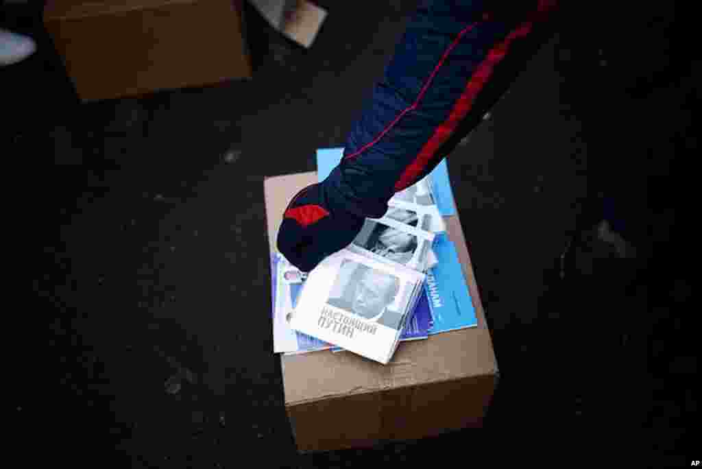 A protester hands out anit-Putin DVDs, March 5, 2012, (VOA - Y. Weeks).