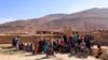 摩洛哥一个村庄的地震幸存者在等待援助。（2023年9月11日）