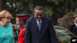 La chancelière allemande Angela Merkel, à gauche, est accueillie par le Premier ministre Hailemariam Desalegn, à Addis Abeba, Ethiopie, le 11 octobre 2016. 