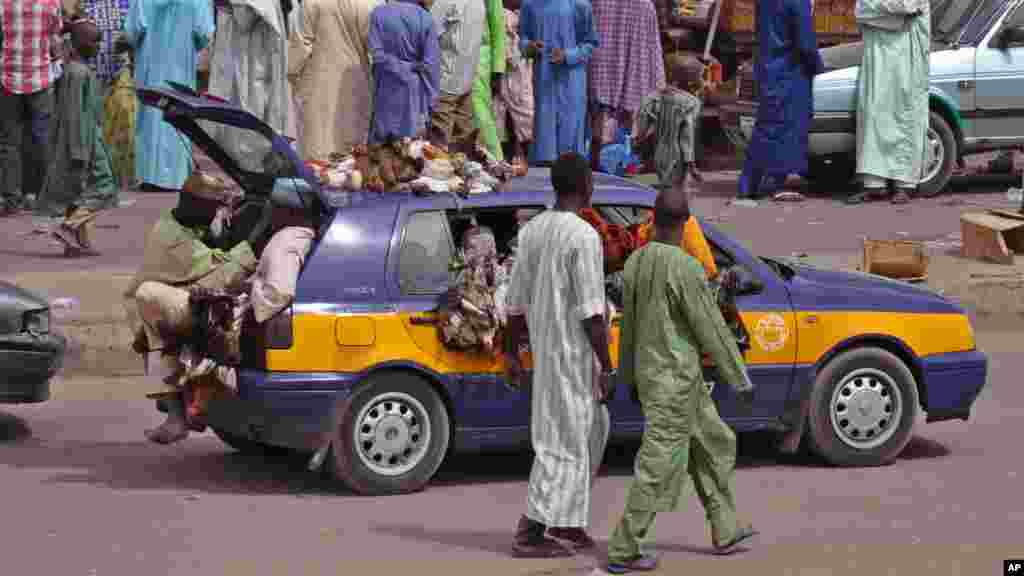 Sojojin Najeriya akan wata motar yaki a lokacin da suke zagaye a wata karamar kasuwa a birnin Maiduguri.