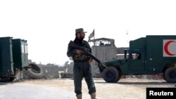  아프가니스탄 잘랄라바드의 건설 현장에서 자살폭탄 공격이 발생한후 아프간 경찰이 5일 사고 현장 인근에서 보초를 서고 있다. 