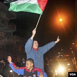 Warga Palestina di Jalur Gaza merayakan mundurnya Mubarak (11/2) dengan menyebutnya sebagai awal revolusi Mesir.