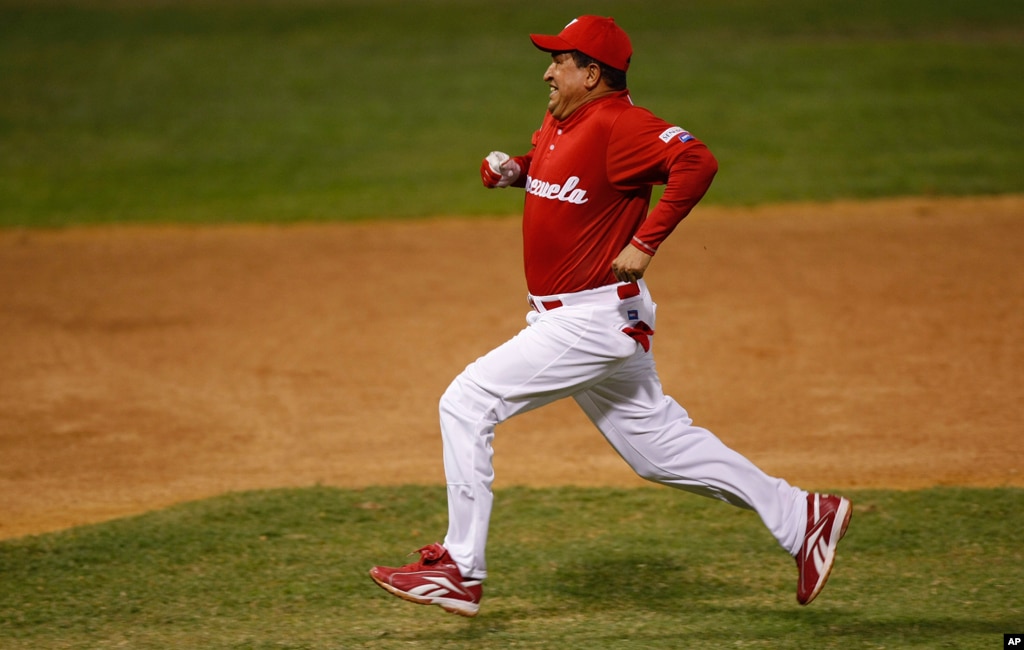 Ch&aacute;vez corre a base luego de golpear una pelota durante un juego de exhibici&oacute;n en Caracas, el 11 de febrero de 2010.