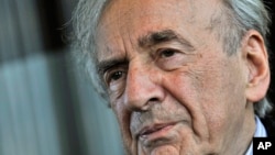 ທ່ານ Elie Wiesel, ຮູບຖ່າຍໃນລະຫວ່າງການສຳພາດໃນເດືອນ ທັນວາ, 2009.