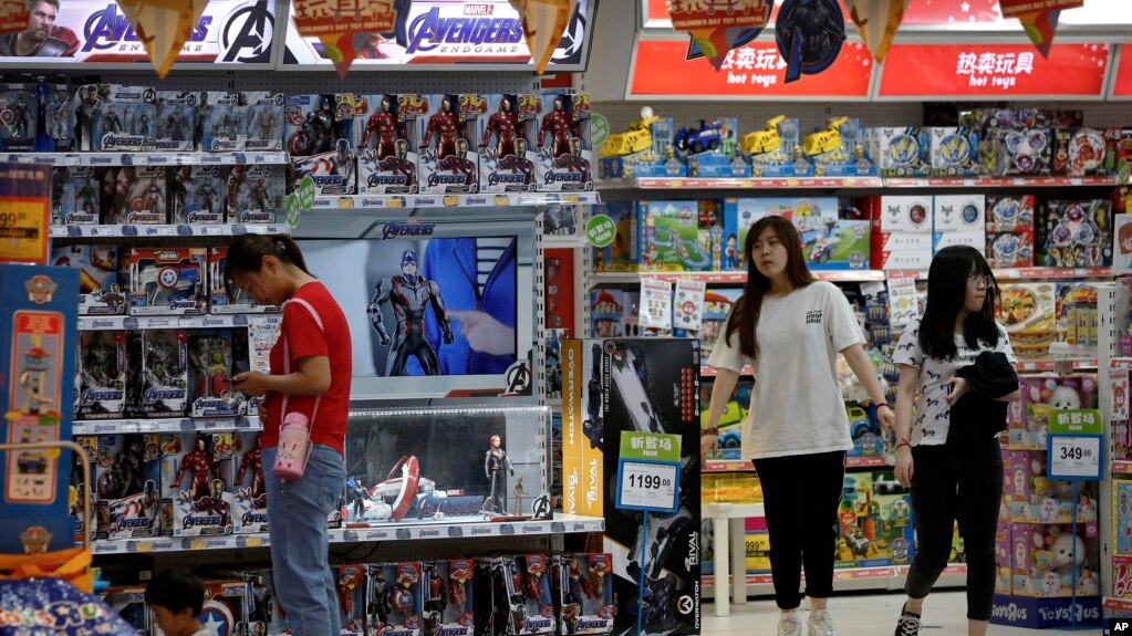 2019年5月23日顾客在北京一家玩具店购物。