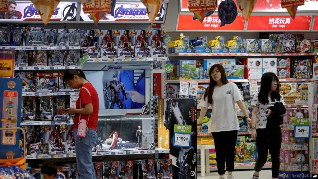 2019 年 5 月 23 日，星期四，北京一家玩具店的顾客在美国玩具制造商孩之宝 (Hasbro) 的漫威复仇者联盟 (Marvel Avengers) 玩具销售区附近购物。 中美贸易战升级可能意味着从玩具到服装的各种产品的价格都会上涨 . 但一些零售商比其他零售商更缺乏应对痛苦的能力，让消费者承担重担。 （美联社照片/Andy Wong）(photo:VOA)